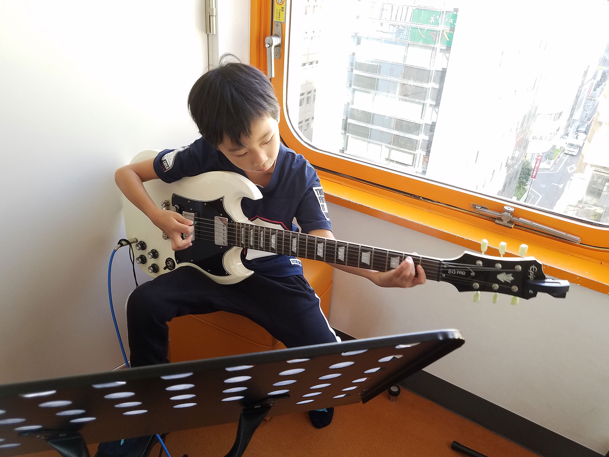 一生懸命ギターの練習