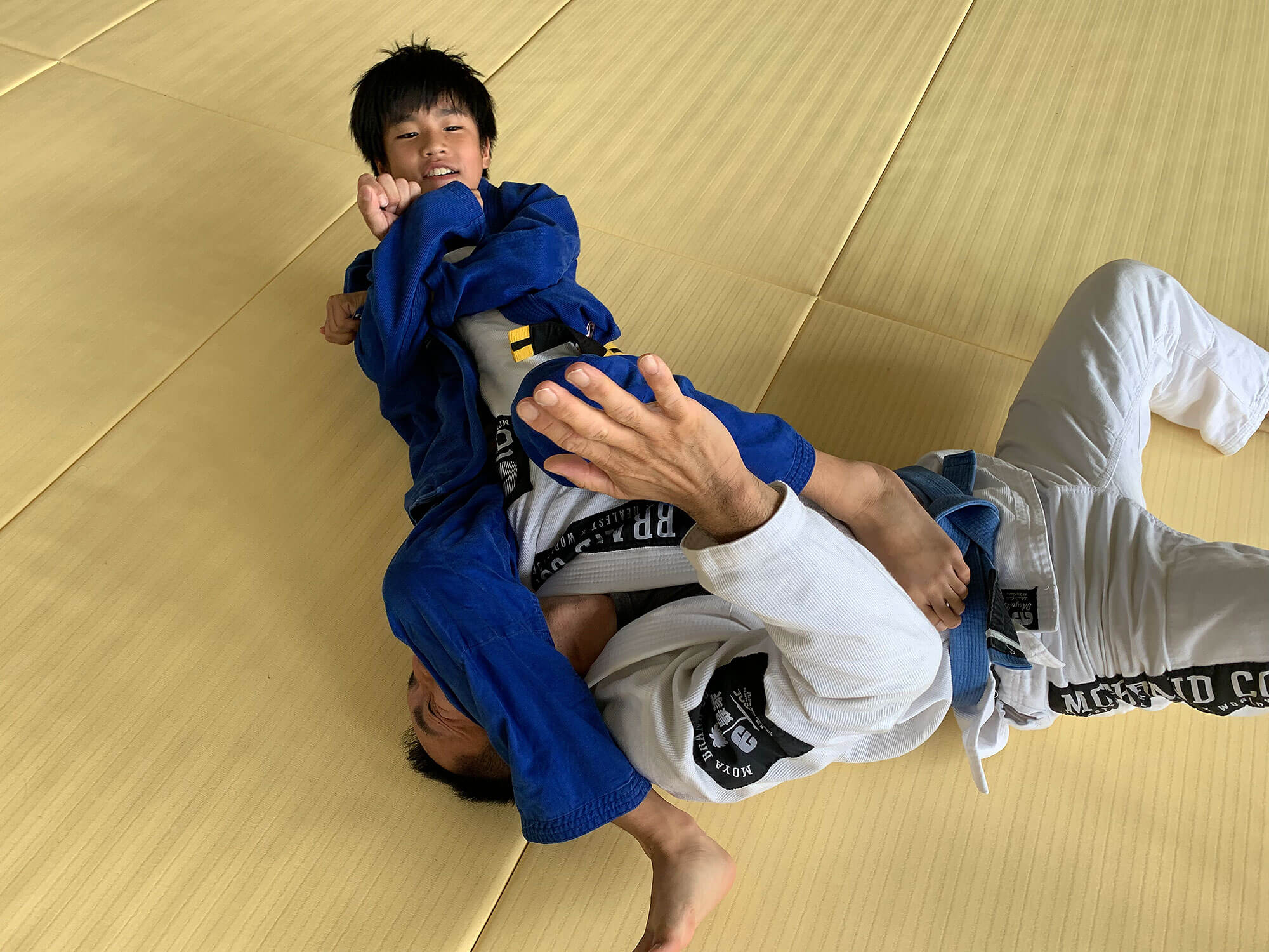 反逆の腕挫十字固